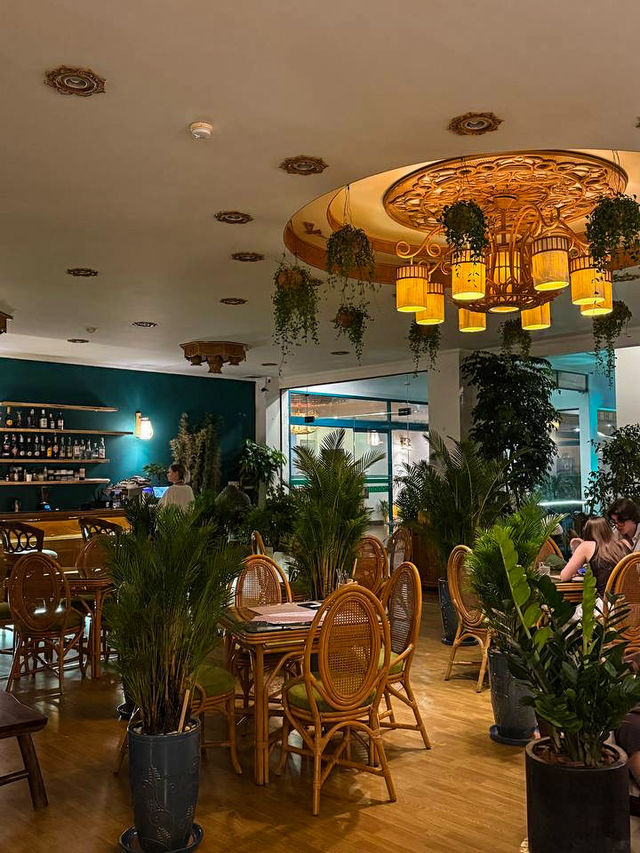 Внутри Garden Cafe